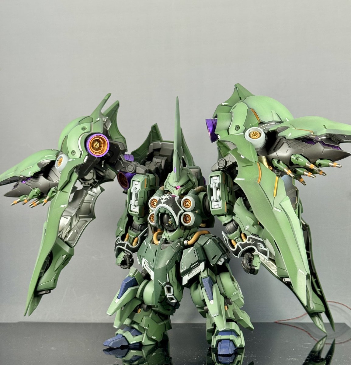 papagori_hobby's tweet photo. MGSD クシャトリヤが完成しました。

ガンプラに全く興味のない息子がかっこいいって言ってくれました👍

本体は説明書のレシピに寄せた色で塗装しバインダーのチラ見えする部分はオレンジにしました。

マスキングを駆使してバーニア内部を2色とファンネル×24も塗り分けを追加しました。
#ガンプラ https://t.co/eOxAX6x9rl