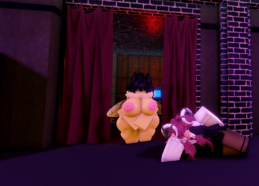 Julianadelarco's tweet photo. Abeja #robloxcondos #condos #rr34 https://t.co/xAj64wDxX7