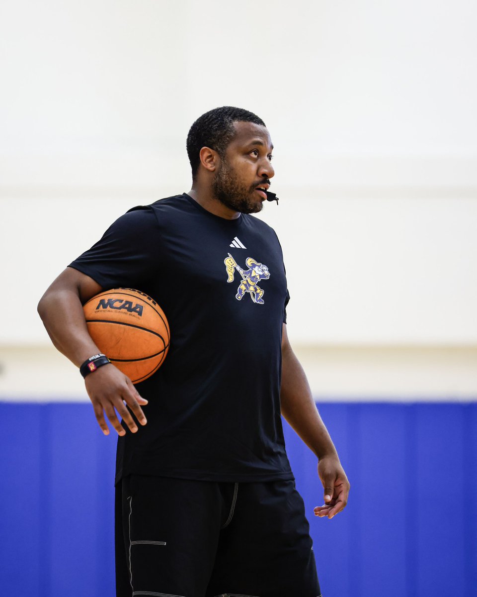 LaSalle_MBB's tweet photo. 👏 NATIONAL COACHES DAY 🏀🔭 https://t.co/4RxOUHtJZ7