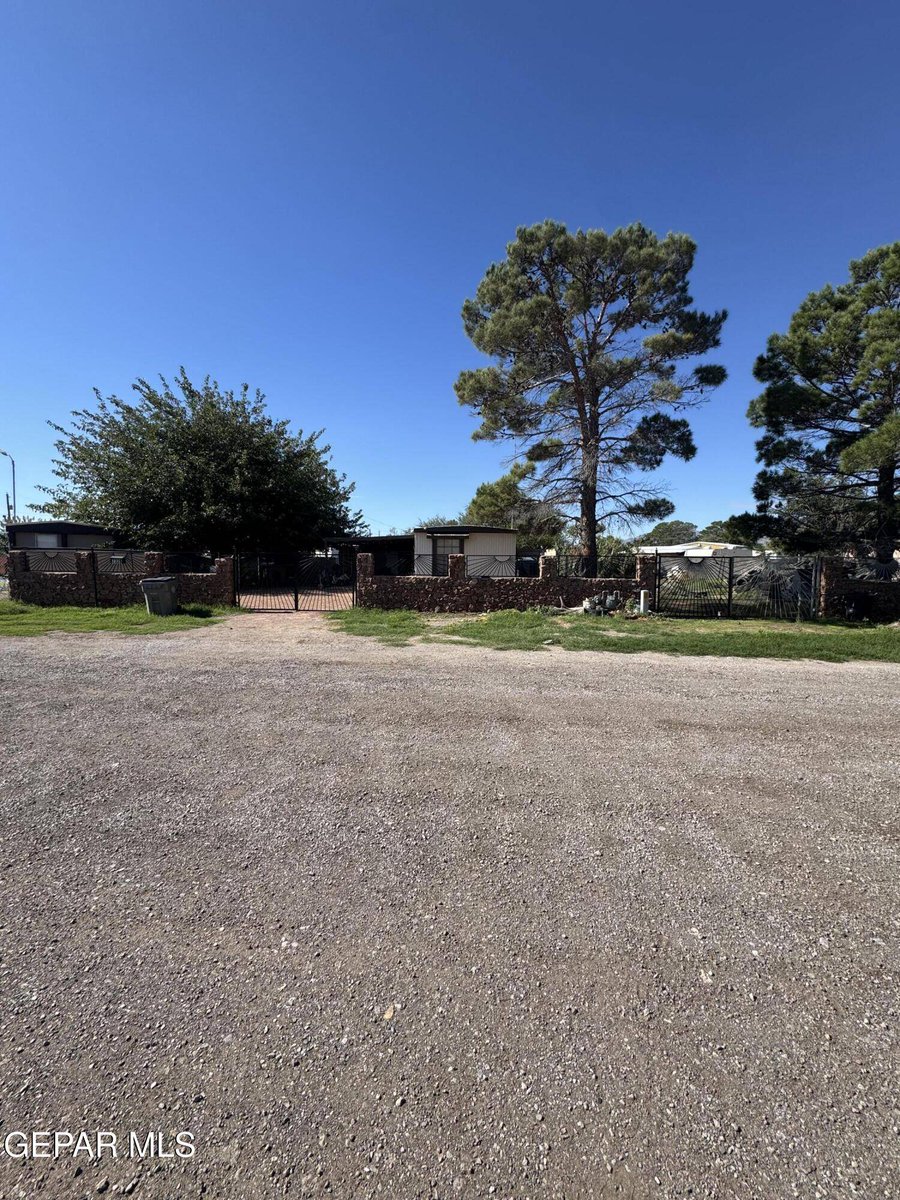 JRod7912's tweet photo. New Listing: 7328 O'Riley LN, El Paso, TX 79934. 2-bed manufactured home with gated access, covered patio &amp; renovation potential. $88,888.
https://t.co/HQpyrUd4wl https://t.co/3RyESNkKnH