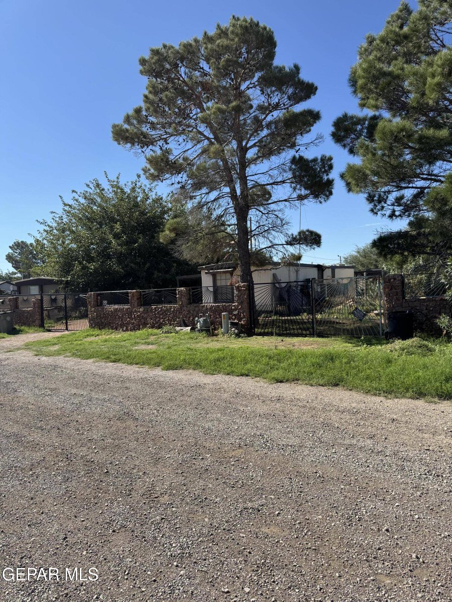 JRod7912's tweet photo. New Listing: 7328 O'Riley LN, El Paso, TX 79934. 2-bed manufactured home with gated access, covered patio &amp; renovation potential. $88,888.
https://t.co/HQpyrUd4wl https://t.co/3RyESNkKnH