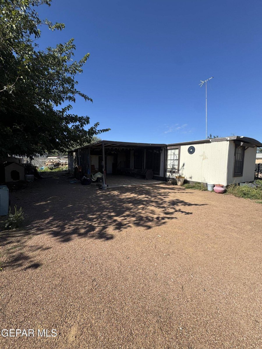 JRod7912's tweet photo. New Listing: 7328 O'Riley LN, El Paso, TX 79934. 2-bed manufactured home with gated access, covered patio &amp; renovation potential. $88,888.
https://t.co/HQpyrUd4wl https://t.co/3RyESNkKnH