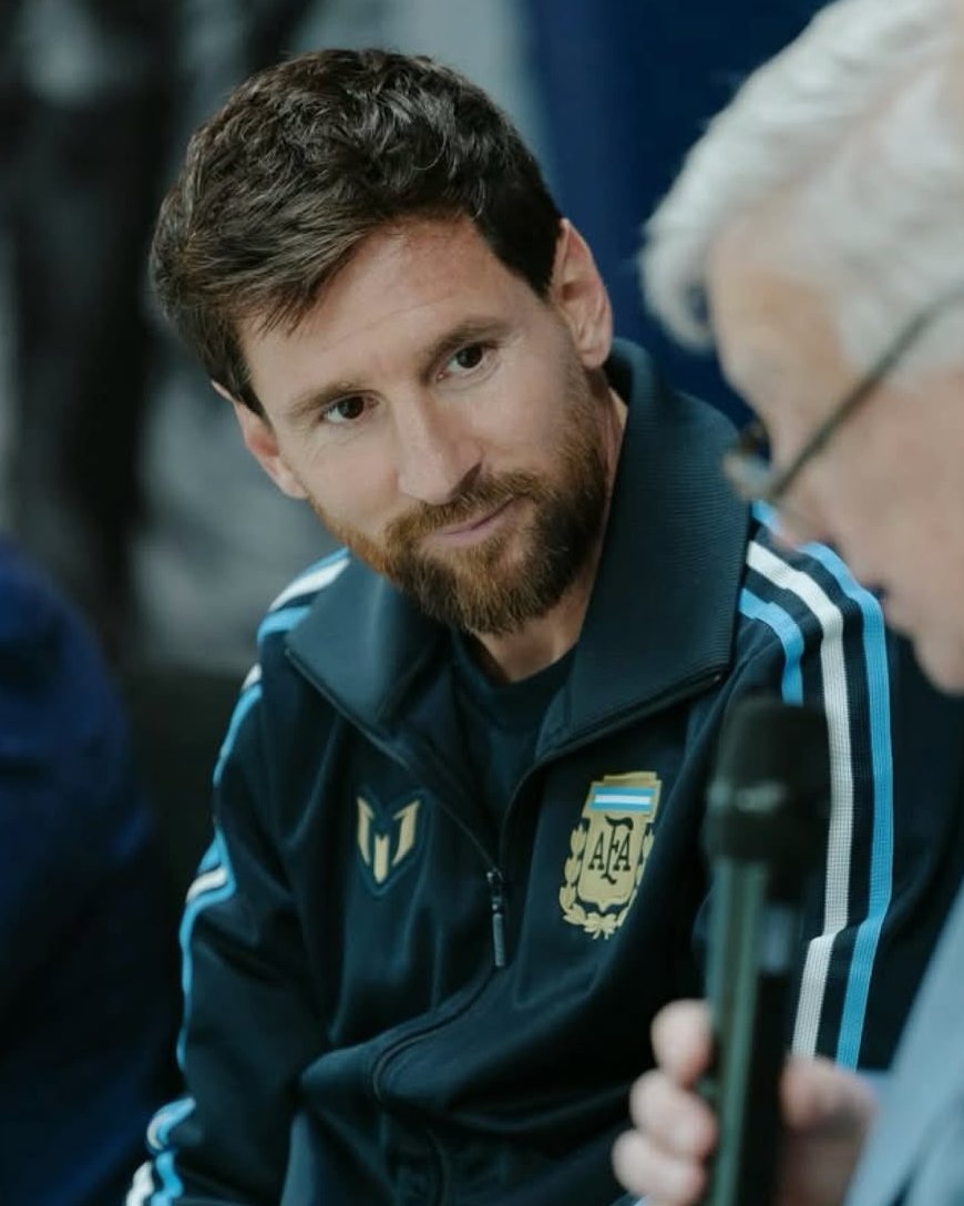 sapillopillo's tweet photo. gracias a dios alejaron a messi del barbero de la seleccion para su ultimo partido https://t.co/rtMnEyPQg4