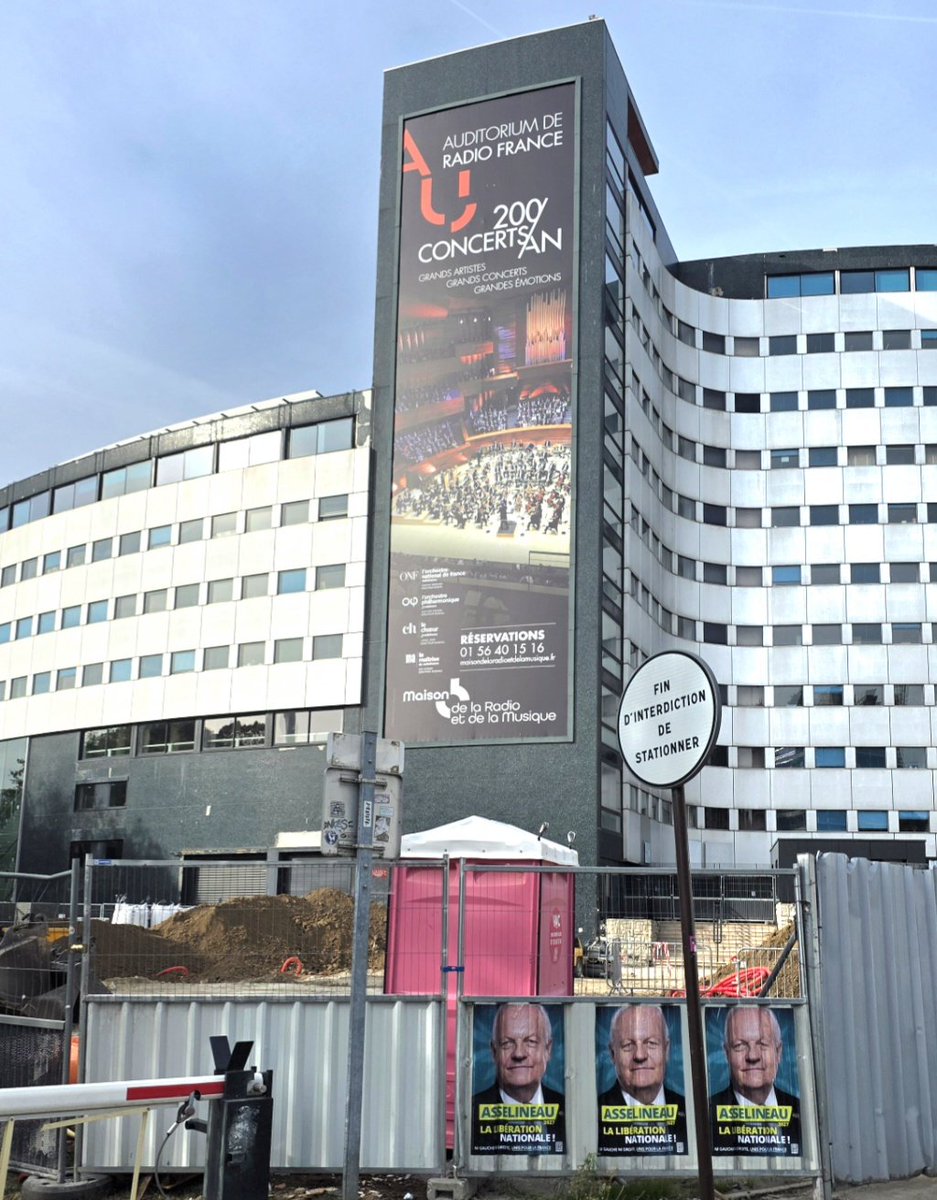 f_asselineau's tweet photo. La Maison de la Radio, la Porte de Versailles, le 13e arrondissement, les boulevards des Maréchaux...
Partout l'accueil des passants est intéressé et souvent très encourageant ! https://t.co/hql3TDpf1c