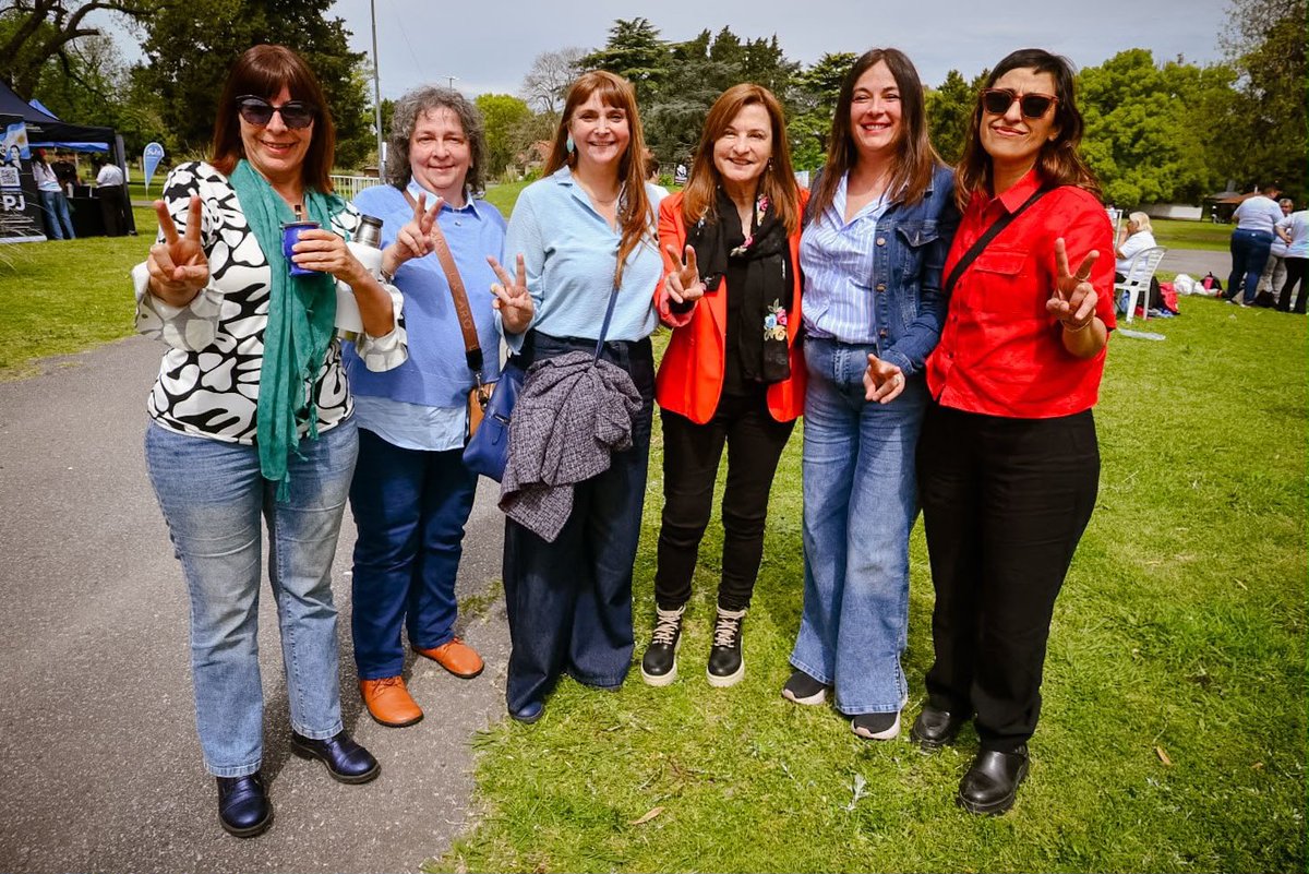 EstelaEDiaz's tweet photo. Unidas triunfaremos💜

Acompañamos la apertura del Congreso de Mujeres del PJ bonaerense en San Vicente, junto a @Kicillofok. Un encuentro para debatir la coyuntura económica y social y aportar propuestas para reconstruir el país.

Hoy, frente al ajuste y las políticas de este gobierno, volvemos a encontrarnos para organizarnos, construir respuestas y reconstruir la esperanza.