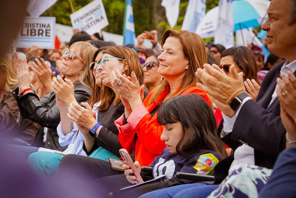 EstelaEDiaz's tweet photo. Unidas triunfaremos💜

Acompañamos la apertura del Congreso de Mujeres del PJ bonaerense en San Vicente, junto a @Kicillofok. Un encuentro para debatir la coyuntura económica y social y aportar propuestas para reconstruir el país.

Hoy, frente al ajuste y las políticas de este gobierno, volvemos a encontrarnos para organizarnos, construir respuestas y reconstruir la esperanza.