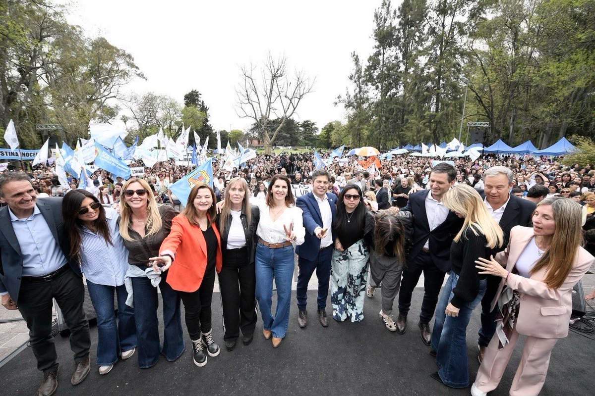 EstelaEDiaz's tweet photo. Unidas triunfaremos💜

Acompañamos la apertura del Congreso de Mujeres del PJ bonaerense en San Vicente, junto a @Kicillofok. Un encuentro para debatir la coyuntura económica y social y aportar propuestas para reconstruir el país.

Hoy, frente al ajuste y las políticas de este gobierno, volvemos a encontrarnos para organizarnos, construir respuestas y reconstruir la esperanza.