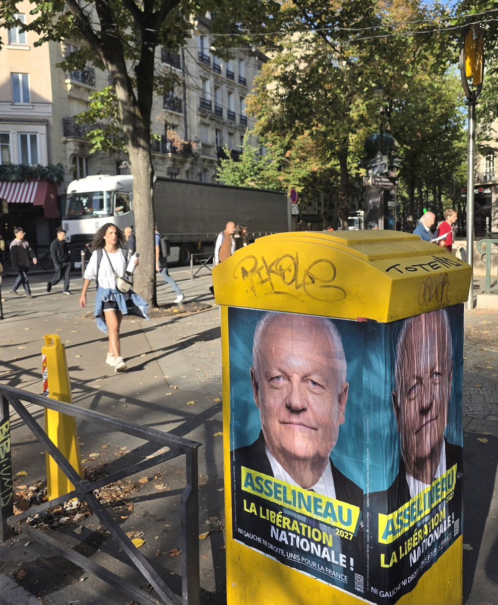 f_asselineau's tweet photo. La Maison de la Radio, la Porte de Versailles, le 13e arrondissement, les boulevards des Maréchaux...
Partout l'accueil des passants est intéressé et souvent très encourageant ! https://t.co/hql3TDpf1c