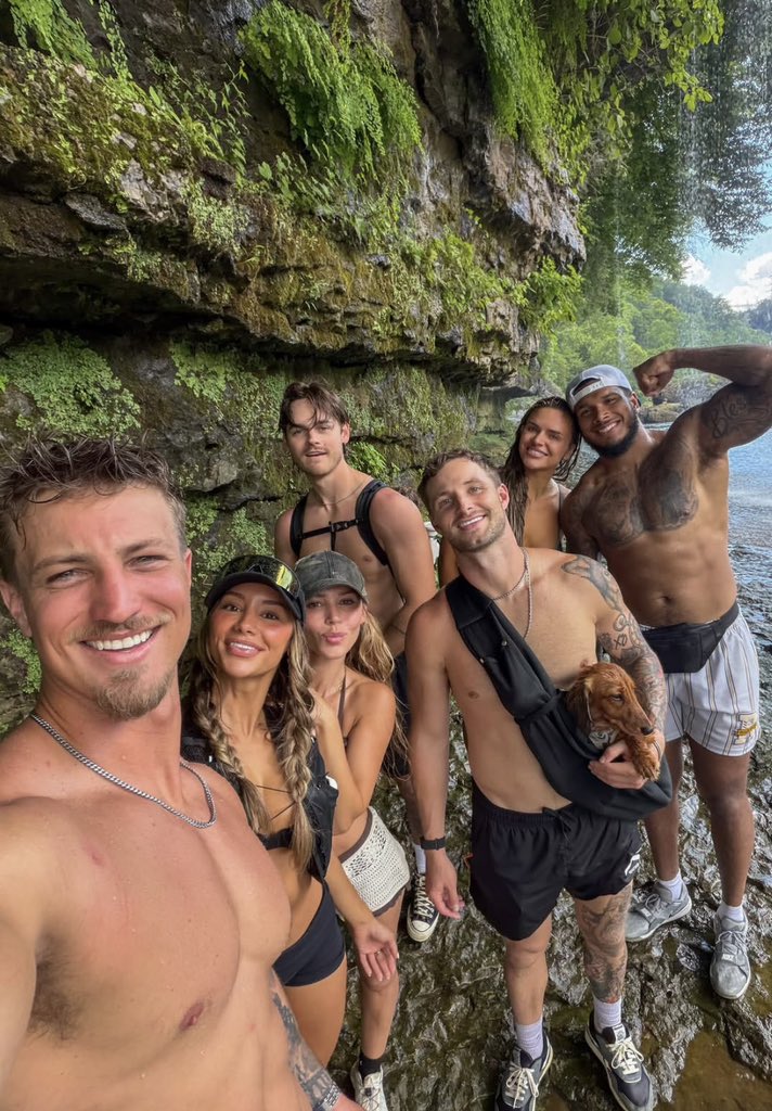 Austinbvi1's tweet photo. Life feels a little better when you’re surrounded by good people.

If you’re seeing this, say hello. You never know where a simple conversation might lead. 🥂🤝 https://t.co/jeoECMNrAc