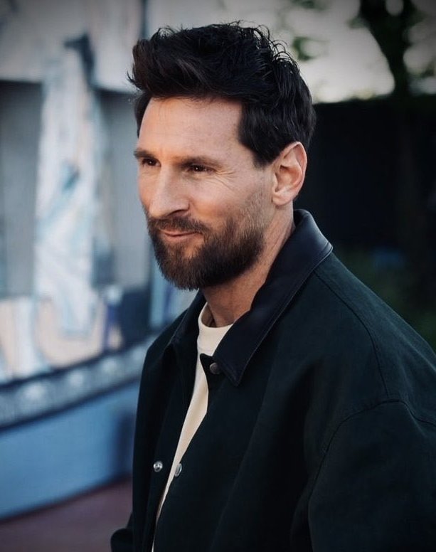 sapillopillo's tweet photo. gracias a dios alejaron a messi del barbero de la seleccion para su ultimo partido https://t.co/rtMnEyPQg4