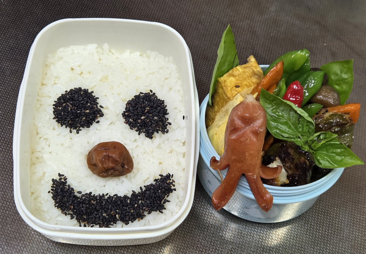 takajin601210's tweet photo. スマイル弁当完成o(^o^)o今日もスマイルで行きましょう☆秋になると食欲全開だが身体の成長が怖い(^^;⭐。。 #おはようございます #お弁当 #モニスマ https://t.co/h4CliWjOPx