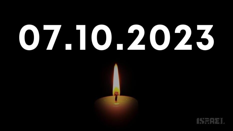 iwandienjes's tweet photo. Vandaag is het 7 oktober.

Drie jaar geleden vermoordde Hamas bijna 1.200 mensen in Israël. Mensen werden afgeslacht op een muziekfestival en in hun huizen. Anderen werden ontvoerd naar Gaza.

Vandaag herdenken we hen.

Maar kijk ook eens wat er sindsdien in Nederland is gebeurd.

Universiteiten werden bezet en vernield.

Joodse studenten worden geïntimideerd en sommigen verbergen liever hun Joodse identiteit.

Synagogen, Joodse scholen en instellingen staan achter zware beveiliging. De overheid heeft er inmiddels een speciaal veiligheidsfonds voor.

In Amsterdam werden na Ajax–Maccabi mensen doelgericht opgejaagd, bedreigd en mishandeld omdat ze Joods waren of daarvoor werden aangezien.

En nu mogen Israëlische supporters van Hapoel Be’er Sheva uit veiligheidsoverwegingen niet naar AZ in Alkmaar. Niet welkom. 

Lenny Kuhr werd tijdens een concert voor terrorist uitgemaakt en van genocide beschuldigd. Ze trad daarna met beveiliging op en vertrok uiteindelijk naar Israël.

Haar woorden: “Het klimaat voor Joden is niet meer goed hier in Nederland.”

En inmiddels kan zelfs de verkeerde fles wijn in je koffer een strafbaar feit zijn.

Wie opzettelijk producten uit onrechtmatige Israëlische nederzettingen Nederland binnenbrengt, kan daarvoor worden vervolgd. De wettelijke maximumstraf bij opzettelijke overtreding is zes jaar gevangenisstraf.

De Israëlische makers van de kritische Gaza-documentaire NAZA hebben Nederlandse bioscopen gevraagd hun film op 6, 7 en 8 oktober niet te vertonen. Zij en familieleden worden bedreigd en vrezen onveilige situaties.

En een nabestaande die tijdens een eerdere vertoning vertelt over haar vermoorde man en 17-jarige zoon?
Zij krijgt vanuit de zaal “we don't care” en “shame on you” te horen.

Een vrije samenleving kan niet betekenen dat de meest intimiderende groep uiteindelijk bepaalt wie zichtbaar mag zijn, wie ergens naartoe kan, welke film veilig vertoond kan worden en hoeveel beveiliging iemand nodig heeft om gewoon zichzelf te kunnen zijn.

Dat is geen vrijheid.

En misschien is dát wel het pijnlijkste, drie jaar na 7 oktober.

Op 7 oktober 2023 werden mensen vermoord, ontvoerd en mishandeld tijdens een antisemitische terreuraanval.

We zeggen al tachtig jaar:

Nooit meer. Maar “Nooit meer” is geen tekst voor één dag per jaar.

Het is een opdracht.

Juist wanneer het ongemakkelijk wordt.
Juist wanneer beveiliging nodig is.
Juist wanneer de straat schreeuwt.
Juist wanneer dreiging probeert te bepalen wie er moet wijken.

Vandaag is het 7 oktober.
Herdenk de bijna 1.200 vermoorde mensen.
Maar kijk daarna ook in de spiegel.

Want een land waarin Joden zichzelf minder zichtbaar moeten maken om veilig te blijven, heeft geen Joods probleem.

Dat land heeft een vrijheidsprobleem.

#7oktober #Vrijheid