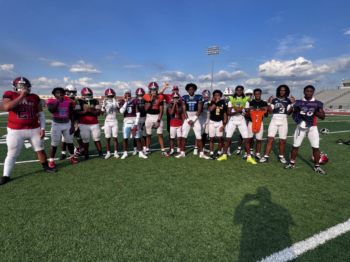HokaHeyFootball's tweet photo. Tuesday Throwback! Reppin’ their little league jersey! 

@CoachKirkMartin
@ManvelHS
@AlvinISDAth
 @ManvelHSabc 
#recruitmanvel #hokahey #BeDifferent #Family 
#Leadwithintegrity
#TexasHighSchoolSports #CoachingExcellence #WeseeYOU https://t.co/jD90c94tJB