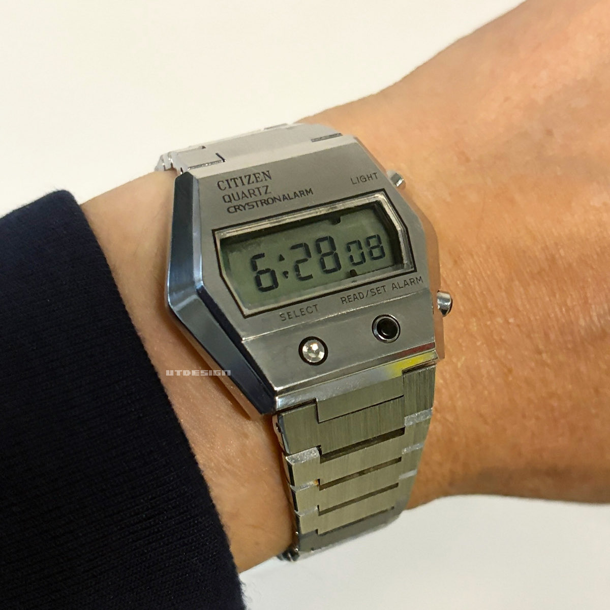 utdesign's tweet photo. 久しぶりのシチズンクリストロンアラーム。1976年発売なのでもう半世紀年の製品。当時38,000円。背面アラーム用のスリット違いなどいくつかバリエーション有。ソリッドなロボ感がカッコイイ😃
https://t.co/s3a00PqghN https://t.co/ObHWghX8Jg