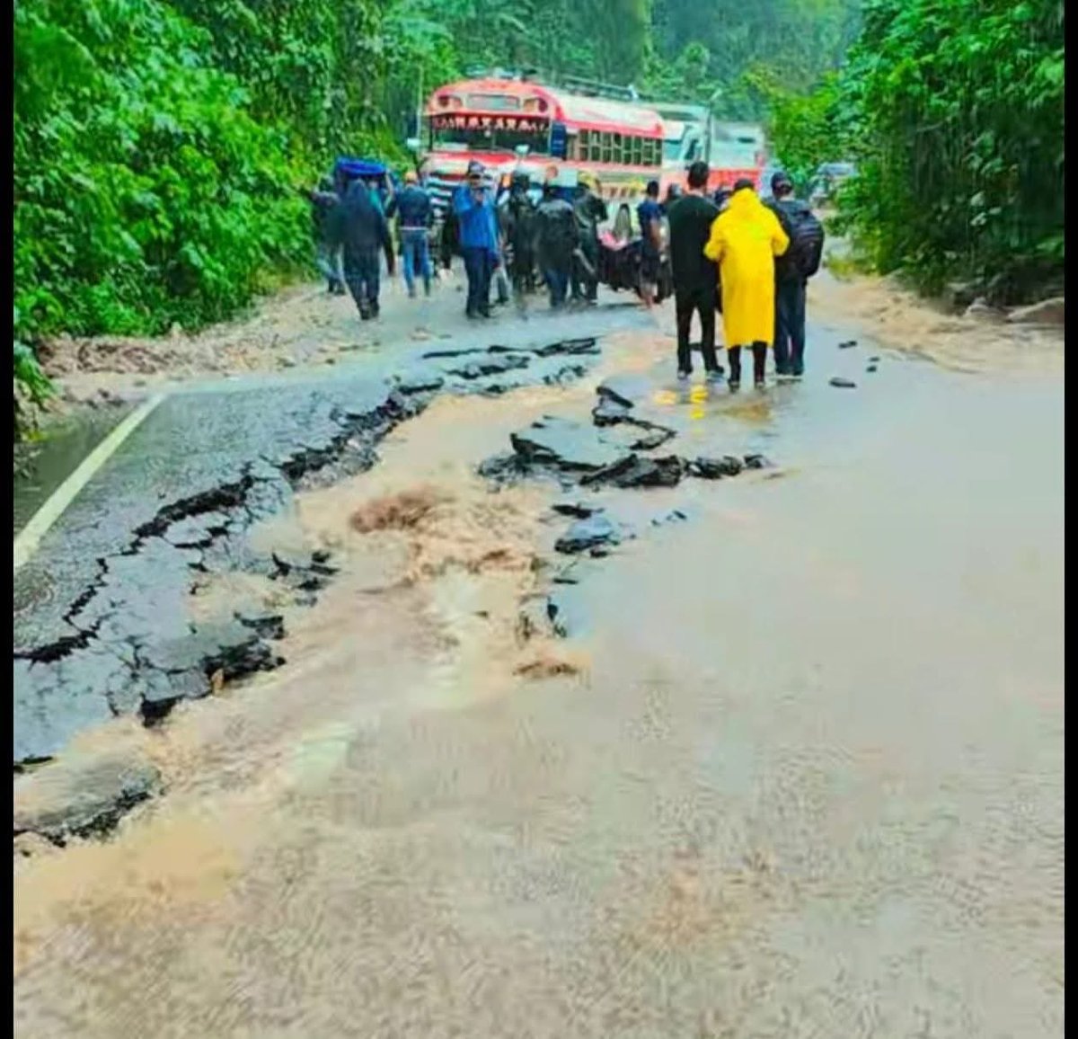 ClimaenGuate's tweet photo. #Urgente
Reportan que se ha quebrado la carretera en el Mal Paso ruta entre San Lucas Tolimán hacia Patulul, Suchitepéquez.

Sin paso por el sector. https://t.co/yIh9zh5dQv