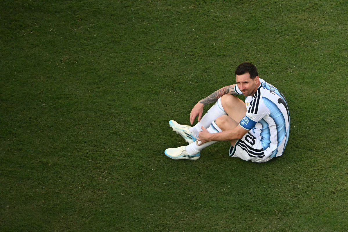 Boninimatias's tweet photo. Lagrimeo con cada imagen de Leo, ya sea en el Mundial, en una Copa America o en algún amistoso. Hay cosas insuperables y el retiro de este hombre con la Selección, es una de ellas. Ni hablar cuando directamente deje de jugar al fútbol. Hoy es un dia histórico y triste. https://t.co/sKbKRg97WM