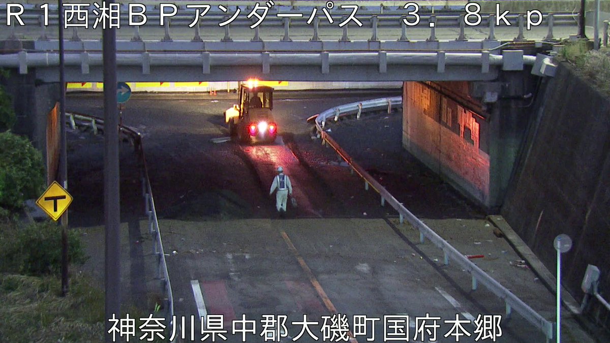 mlit_yokokoku's tweet photo. E84西湘バイパスについて、早期通行止め解除に向けて、現在路面清掃作業や安全確認を行っております。ご不便をおかけしますが、ご理解、ご協力をお願いします。
＃西湘バイパス https://t.co/2FAhfrkhRN