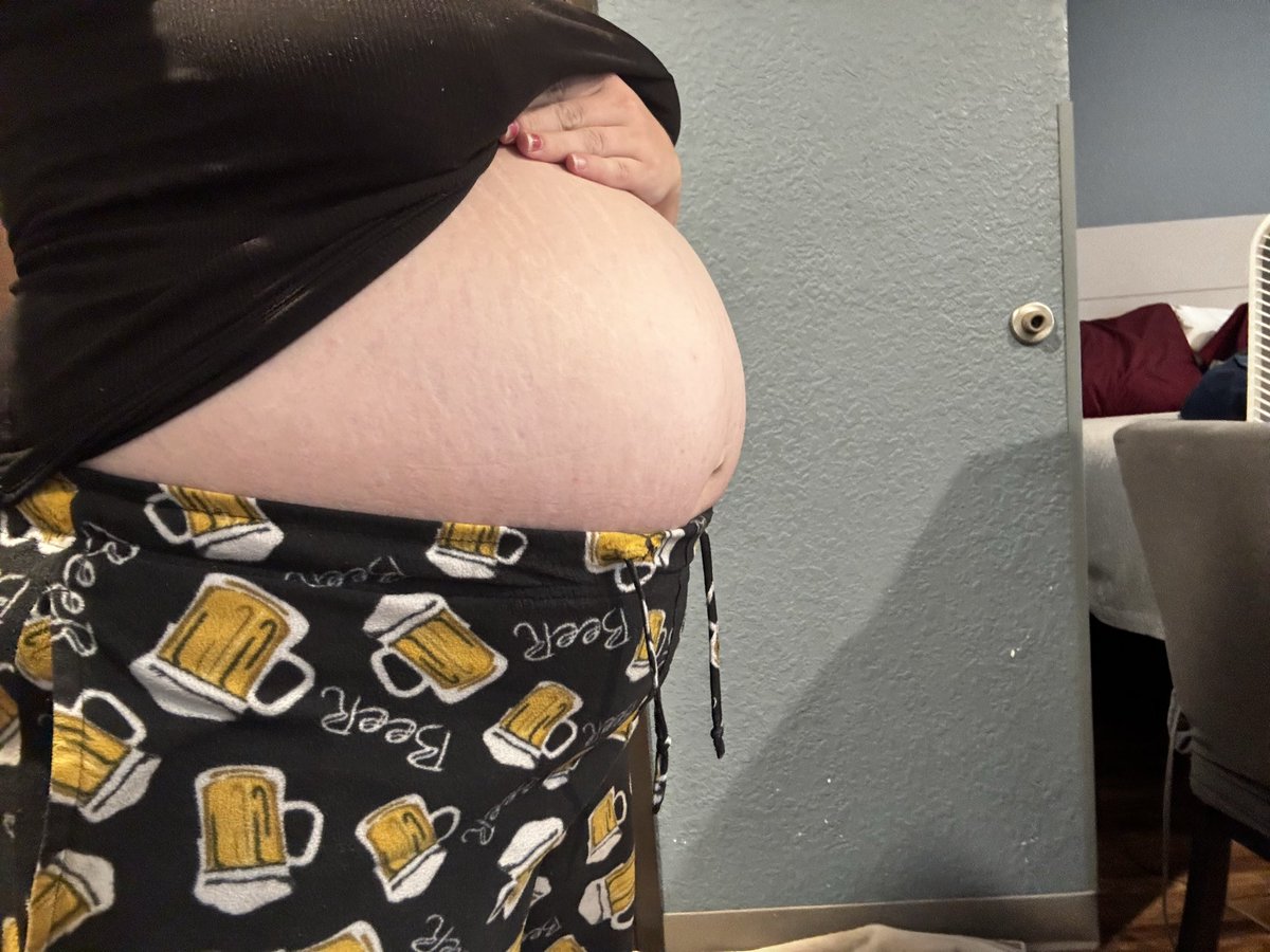 Johnwjx0's tweet photo. Cum put your milk on my big pregnant belly https://t.co/oWkGwBIiiC