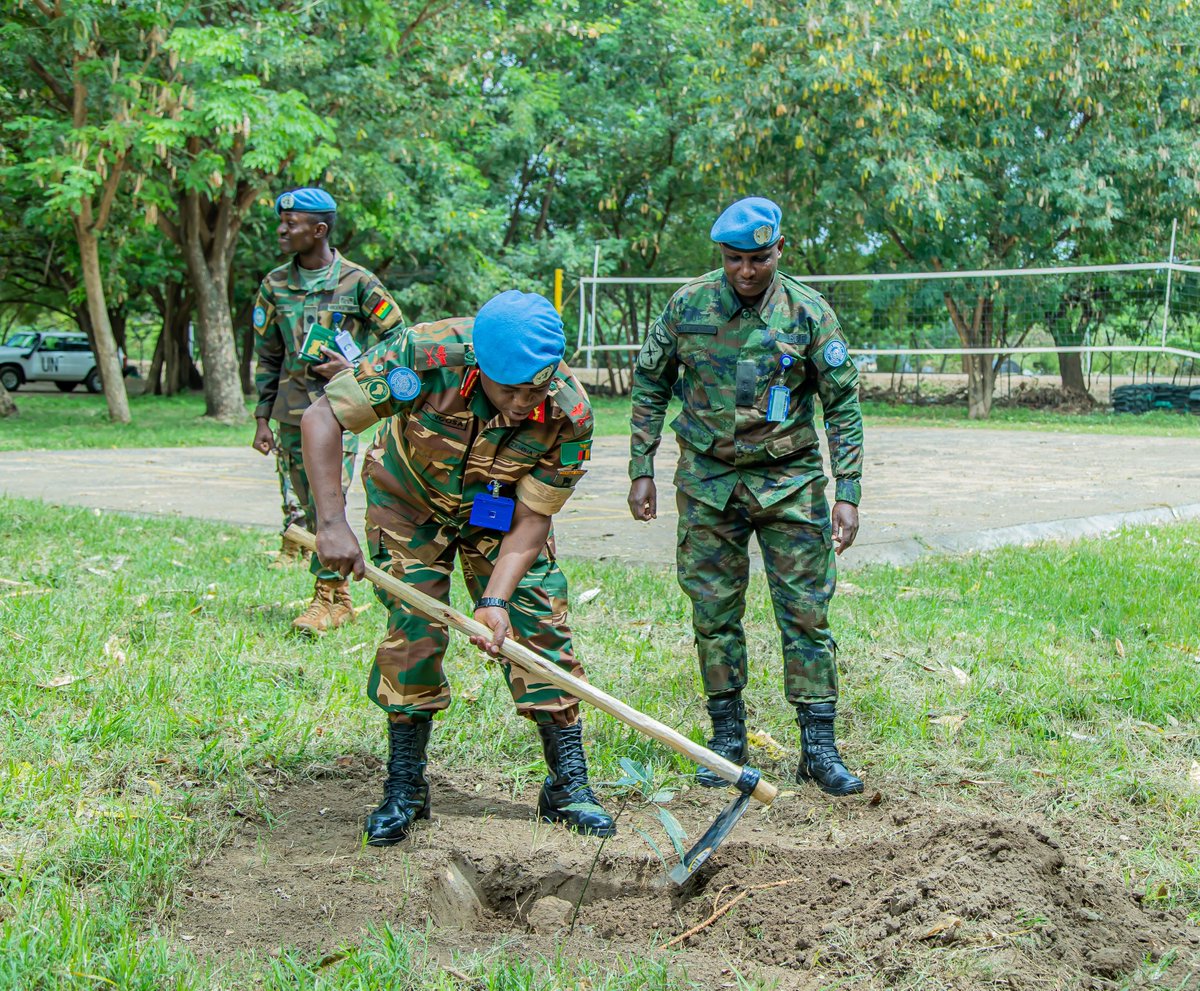RwandaMoD's tweet photo. The newly appointed Deputy Force Commander of the United Nations Mission in South Sudan (UNMISS), Maj Gen Laston Ngosa, has pledged to work closely with Rwandan peacekeepers to strengthen implementation of the Mission's mandate. He made the commitment today during a visit to the RWANBATT-1 contingent at UN Tomping Base Camp in Juba. He was accompanied by the Force Chief of Staff, Brig Gen Daisuke Horiguchi, and other staff from the UNMISS Force Headquarters.https://t.co/ZbKcmqqb0L

===================

Umugaba mushya Wungirije w’Ingabo z’Umuryango w’Abibumbye ziri mu Butumwa bw’Amahoro muri Sudani y’Epfo (UNMISS), Maj Gen Laston Ngosa, yasezeranyije  ingabo z'u Rwanda ziri mu butumwa bw’amahoro, gukorana bya hafi mu rwego rwo gushimangira ishyirwa mu bikorwa ry’inshingano z’ubu butumwa. Yabivuze uyu munsi ubwo yasuraga ingabo z'u Rwanda zigize RWANBATT-1 zifite icyicaro mu kigo cya UN Tomping i Juba. Yari aherekejwe n'Umuyobozi ushinzwe abakozi ku cyicaro gikuru cya UNMISS, Brig Gen Daisuke Horiguchi, ndetse n’abandi bakozi bo ku cyicaro gikuru cy’Ingabo za UNMISS.https://t.co/akL2lNiWdS
