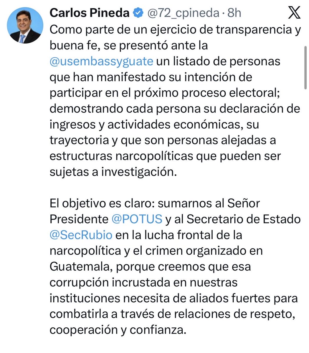 ManfredoGuate's tweet photo. 🚨 ¿QUIÉN HABRÁ ASESORADO A CARLOS PINEDA? 🇬🇹🇺🇸
📌Quién habrá asesorado a Carlos Pineda para llegar a la Embajada de EE. UU. con cámaras y un listado de precandidatos para que supuestamente fueran “investigados”? Al final, ni siquiera logró ingresar y la respuesta pública de la Embajada fue contundente: no es escenario para fotos de campaña, ni base de datos, ni verificadora de antecedentes. 
📌Pineda pretendía presentar a sus precandidatos como alejados de la “narcopolítica” e incluso retó a otros partidos a hacer lo mismo. La Embajada le recordó algo elemental: las elecciones de 2027 son un asunto de soberanía guatemalteca. 
📌Esta acción de quien pretende dirigir el rumbo del país encuadra muy bien en el refrán popular :
‼️explicación no pedida ….‼️
📌Y una pregunta adicional: Pineda se habrá incluido en el listado que quería que revisaran? Según declaró hoy a La Hora, sí incluyó su propio perfil y declaración patrimonial.
🚨también confirmó que actualmente no tiene visa estadounidense y que volvió a tramitarla. Se la darán ???