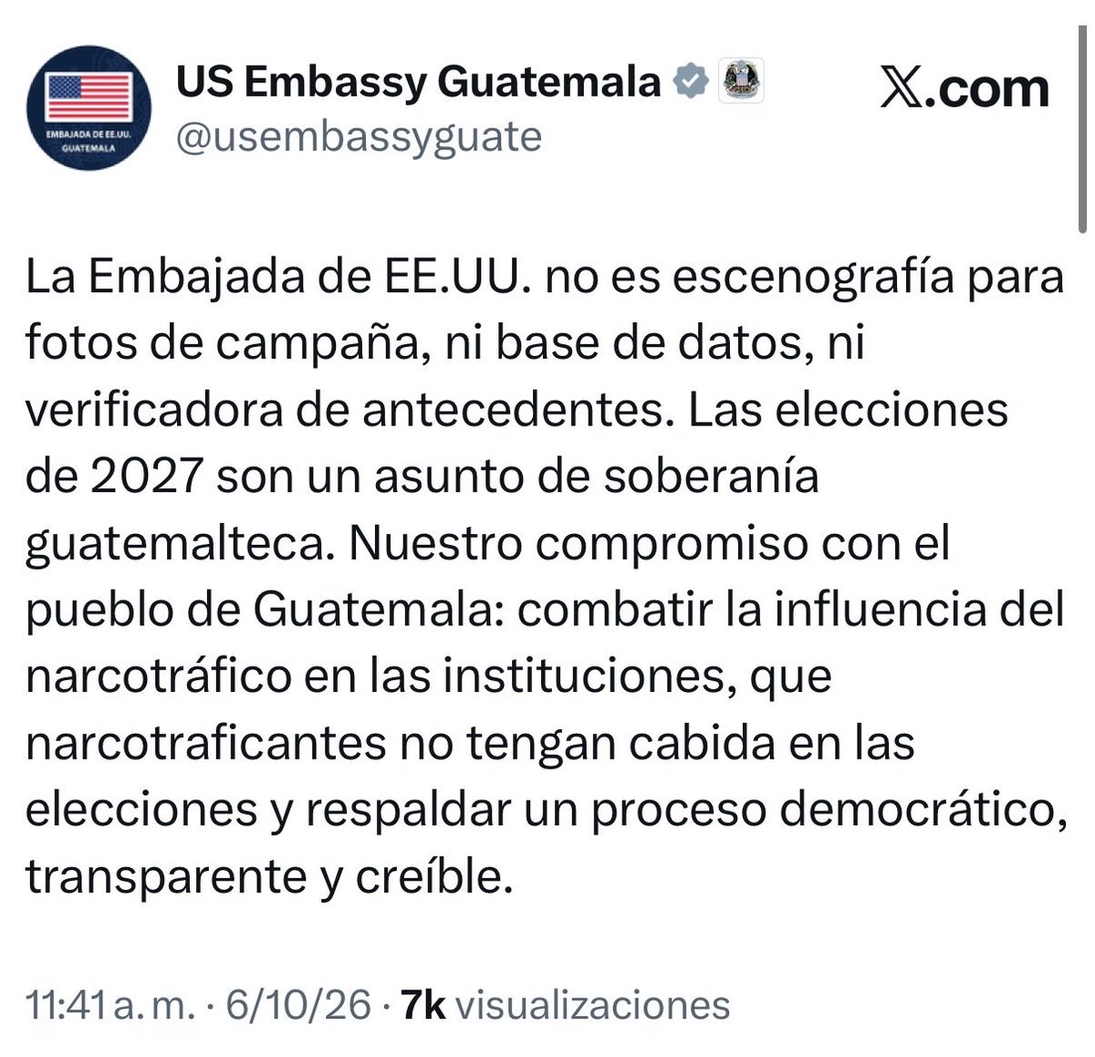 ManfredoGuate's tweet photo. 🚨 ¿QUIÉN HABRÁ ASESORADO A CARLOS PINEDA? 🇬🇹🇺🇸
📌Quién habrá asesorado a Carlos Pineda para llegar a la Embajada de EE. UU. con cámaras y un listado de precandidatos para que supuestamente fueran “investigados”? Al final, ni siquiera logró ingresar y la respuesta pública de la Embajada fue contundente: no es escenario para fotos de campaña, ni base de datos, ni verificadora de antecedentes. 
📌Pineda pretendía presentar a sus precandidatos como alejados de la “narcopolítica” e incluso retó a otros partidos a hacer lo mismo. La Embajada le recordó algo elemental: las elecciones de 2027 son un asunto de soberanía guatemalteca. 
📌Esta acción de quien pretende dirigir el rumbo del país encuadra muy bien en el refrán popular :
‼️explicación no pedida ….‼️
📌Y una pregunta adicional: Pineda se habrá incluido en el listado que quería que revisaran? Según declaró hoy a La Hora, sí incluyó su propio perfil y declaración patrimonial.
🚨también confirmó que actualmente no tiene visa estadounidense y que volvió a tramitarla. Se la darán ???