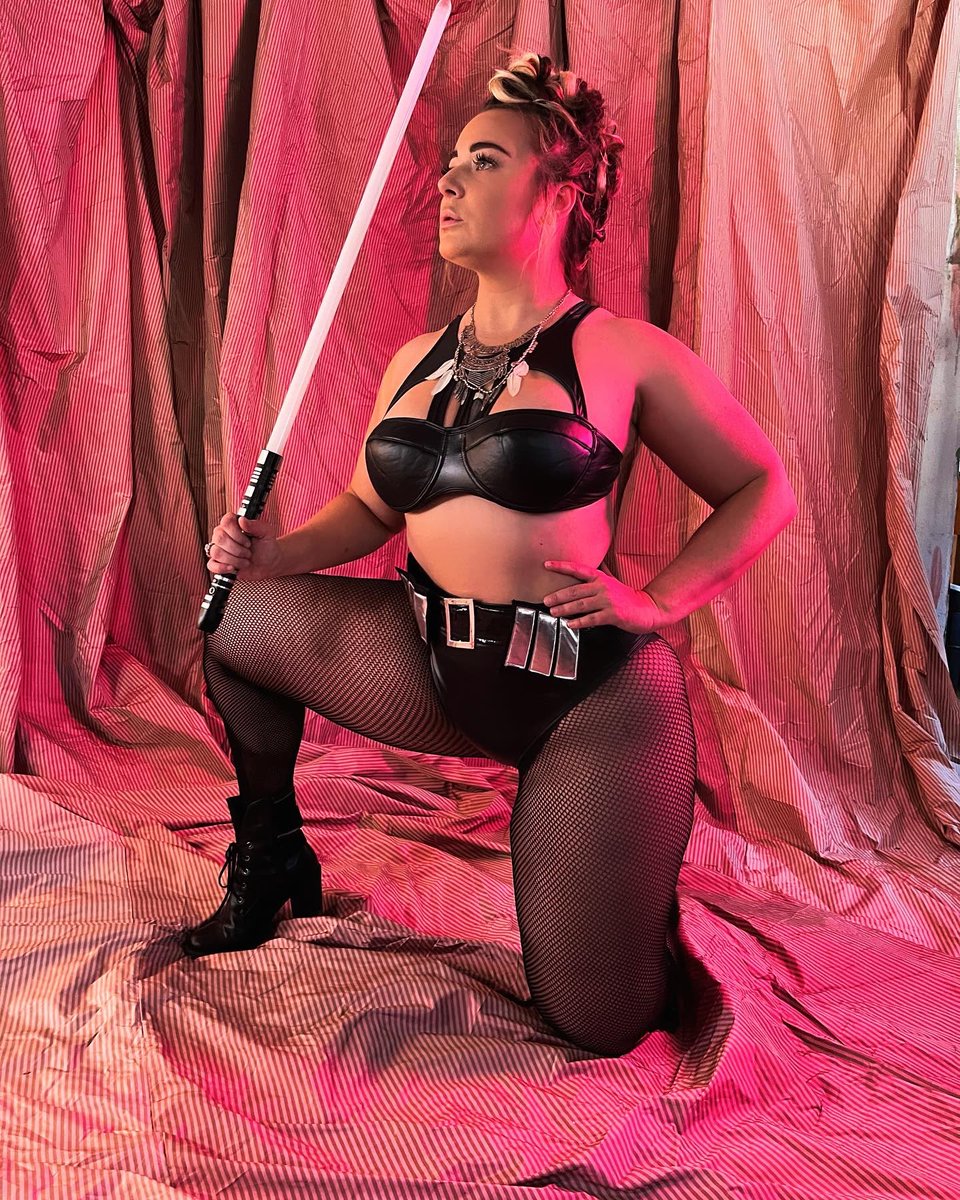 Cozy_cabin_mom's tweet photo. my allegiance is pretty obvious 🖤 #sith #starwars https://t.co/Rn4nHOh0Qj