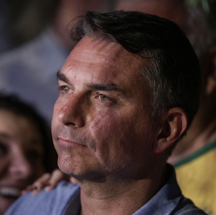 corrupcaobrnews's tweet photo. 🚨AGORA! Para reduzir gastos, Flávio Bolsonaro pode DESVINCULAR aposentadoria do salário mínimo. Se o salário aumentar, a aposentadoria NÃO aumenta junto! https://t.co/muQj6BD2yS