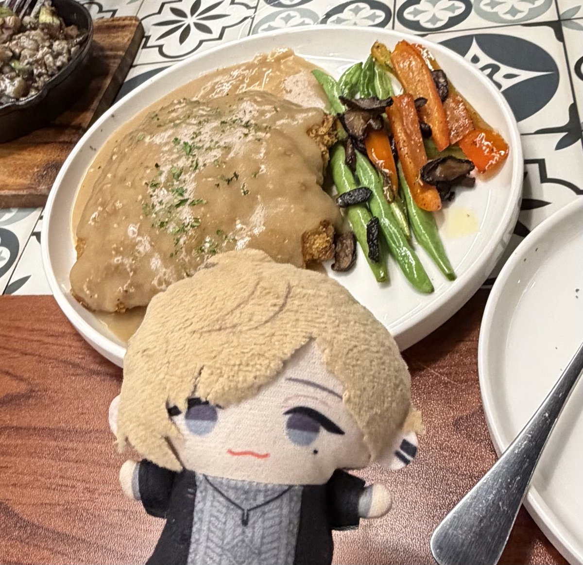 staryiku's tweet photo. my gallery full of food nd this guy... https://t.co/AvXu5v2dLc