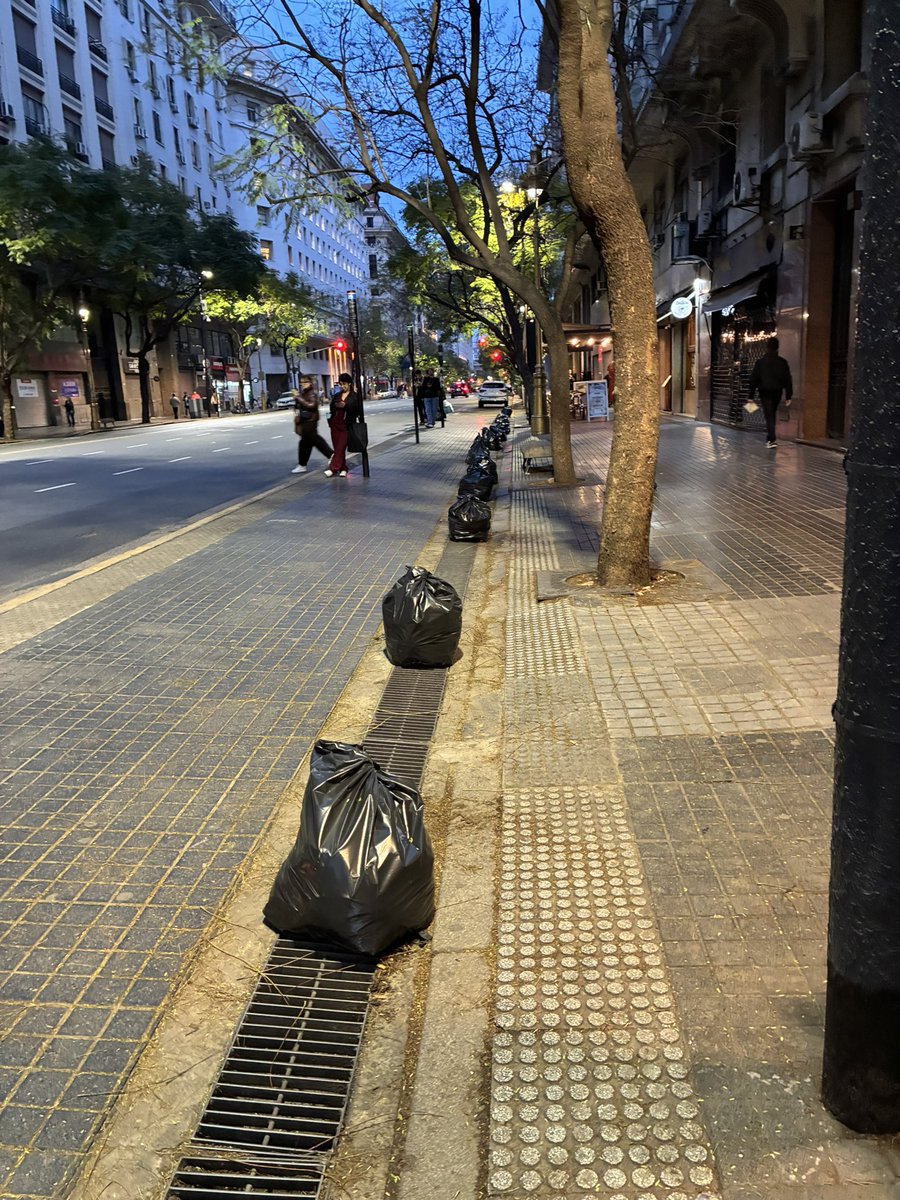 NerinaAndrea's tweet photo. Hola    ,@jorgemacri @ibaistrocchi @DaroNieto  @gloriallopiz @gcba @lauritalonso  @gzinny  @CominVillanueva #cabaabandonada #mugre Diag Roque Sáenz Peña y Suipacha . Cuál es la empresa recolectora de la zona ? Quien controla ? @VecinosCon5633 https://t.co/h1eTg0faTj