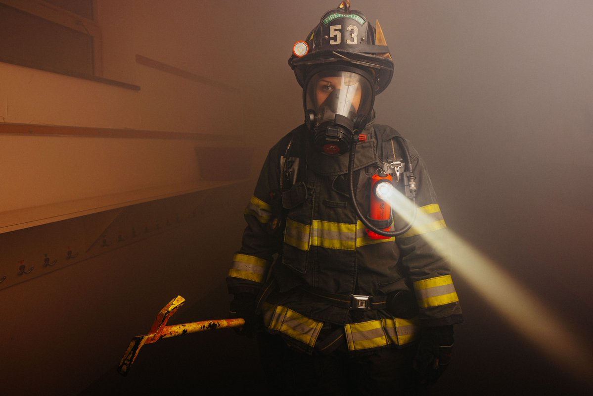 Streamlight's tweet photo. The best gear is the gear you can count on when it matters most, like the Survivor X! 
Class I, Division 1 certification, multiple power options, and up to 15 hours of runtime, make sure you're ready for whatever comes next💡 https://t.co/Kf3IesWv9g