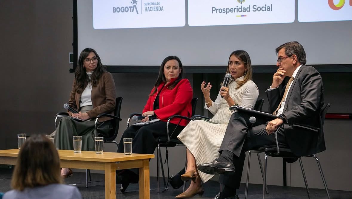 ProsperidadCol's tweet photo. María Fernanda Cortés Garzón, directora de Transferencias Monetarias de Prosperidad Social, participó en el Foro de Pagos “Un año transformando los pagos en Colombia”, en el marco del primer aniversario de Bre-B.

Su participación refleja el trabajo cercano que Prosperidad Social viene adelantando con el @BancoRepublica para explorar nuevas alternativas y construir, paso a paso, un camino que permita seguir mejorando la forma en que nuestros beneficiarios acceden a sus transferencias.

Seguimos sumando capacidades, conocimiento y articulación institucional para evaluar opciones que, hacia adelante, puedan traducirse en servicios más ágiles, sencillos y cercanos para las familias que atendemos.
