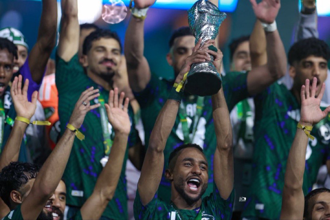 mhm_7s's tweet photo. أعتقد أن متعب الحربي في خليجي 27 هي المرة الأولى اللي يمسك فيها خانة الظهير الأيسر بصفة أساسية مع المنتخب.

قدم مستوى كبير وكان قد الثقة، عشت يا متعب 💚 https://t.co/X10nXIdcx7