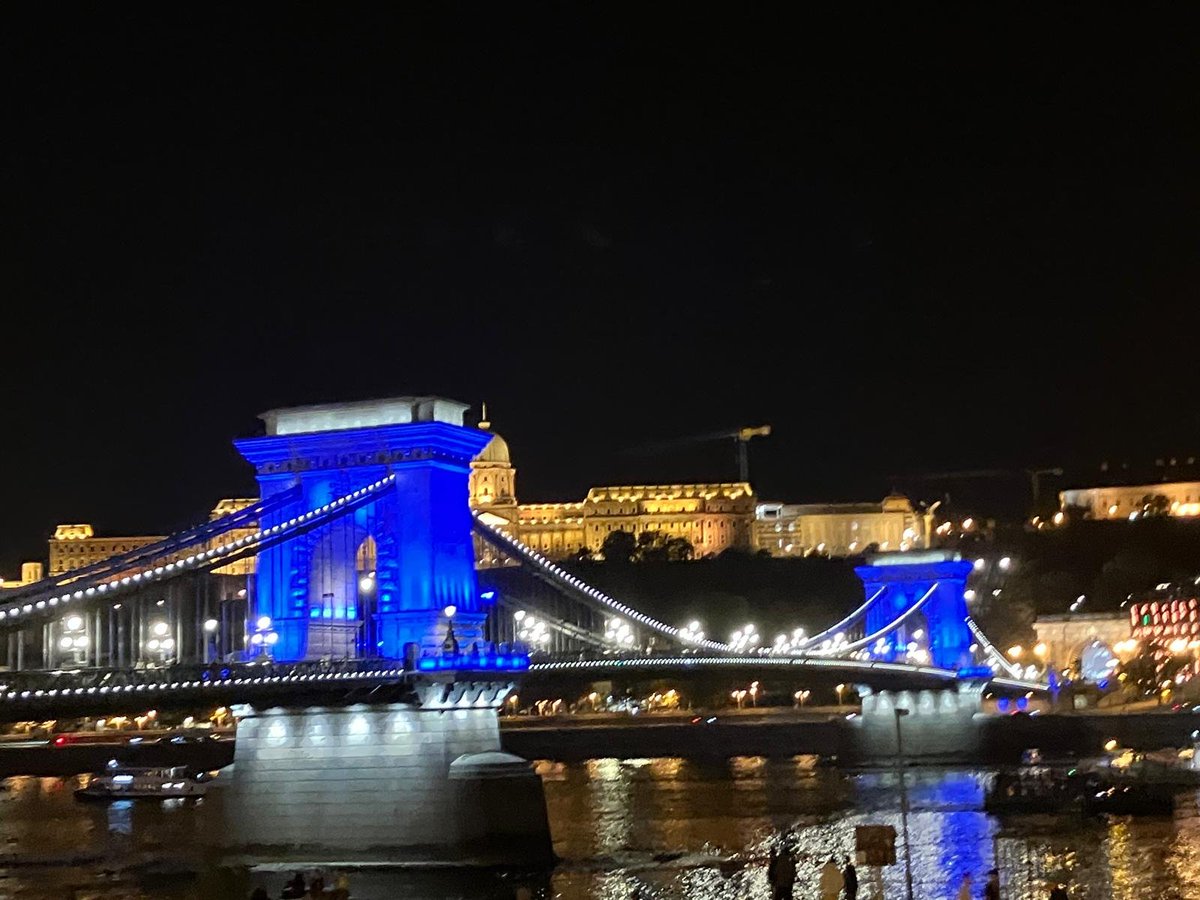 MajaMischke's tweet photo. Ondertussen wordt in Boedapest de Kettingbrug met blauw verlicht ter nagedachtenis aan alle slachtoffers van de gruwelijkheden van 7 oktober 2023 in Israël. https://t.co/Iy2vfRrhu1