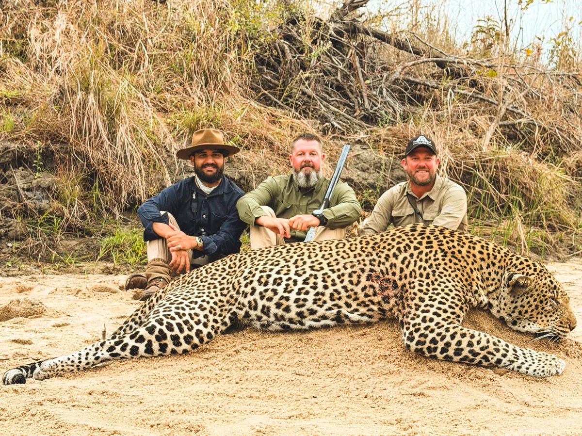 XposeTrophyHunt's tweet photo. Christopher Sloan Walters,
Sloan Energy Services, Texas (middle) with a 'stud &amp; extraordinary' leopard from Tanzania. This is his 3rd one.
Serial killer for sure. 🤬
#BanTrophyHunting RT
@SARA2001NOOR @Angelux1111 @Gail7175 @Lin11W @Protect_Wldlife @PhaedraXTeddy https://t.co/WSg1brlKBd