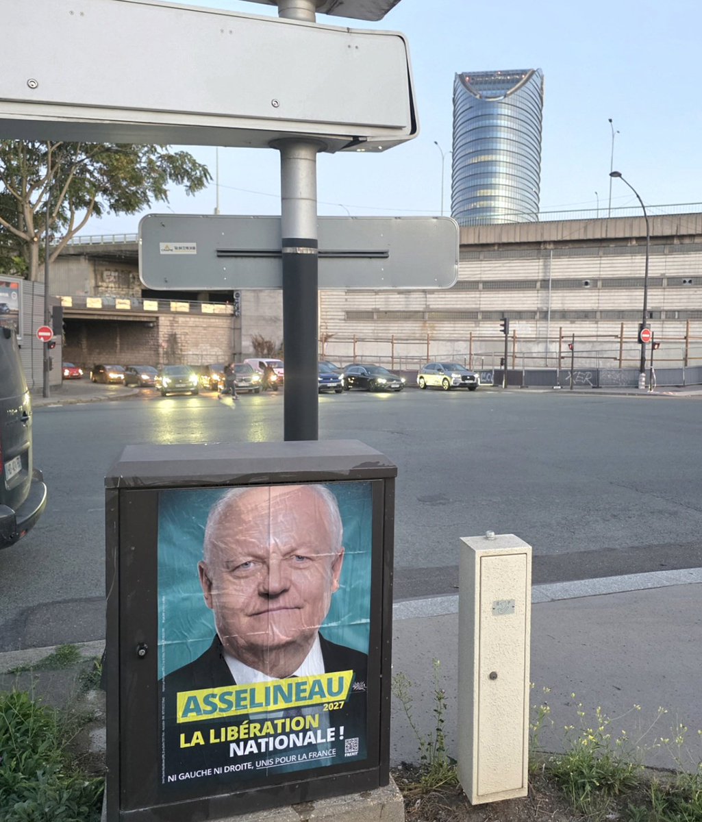 f_asselineau's tweet photo. La Bourse, le Pont du Garigliano, Issy-les-Moulineaux, les abords de la Bibliothèque François Mitterrand... https://t.co/FYnyrlL3i8