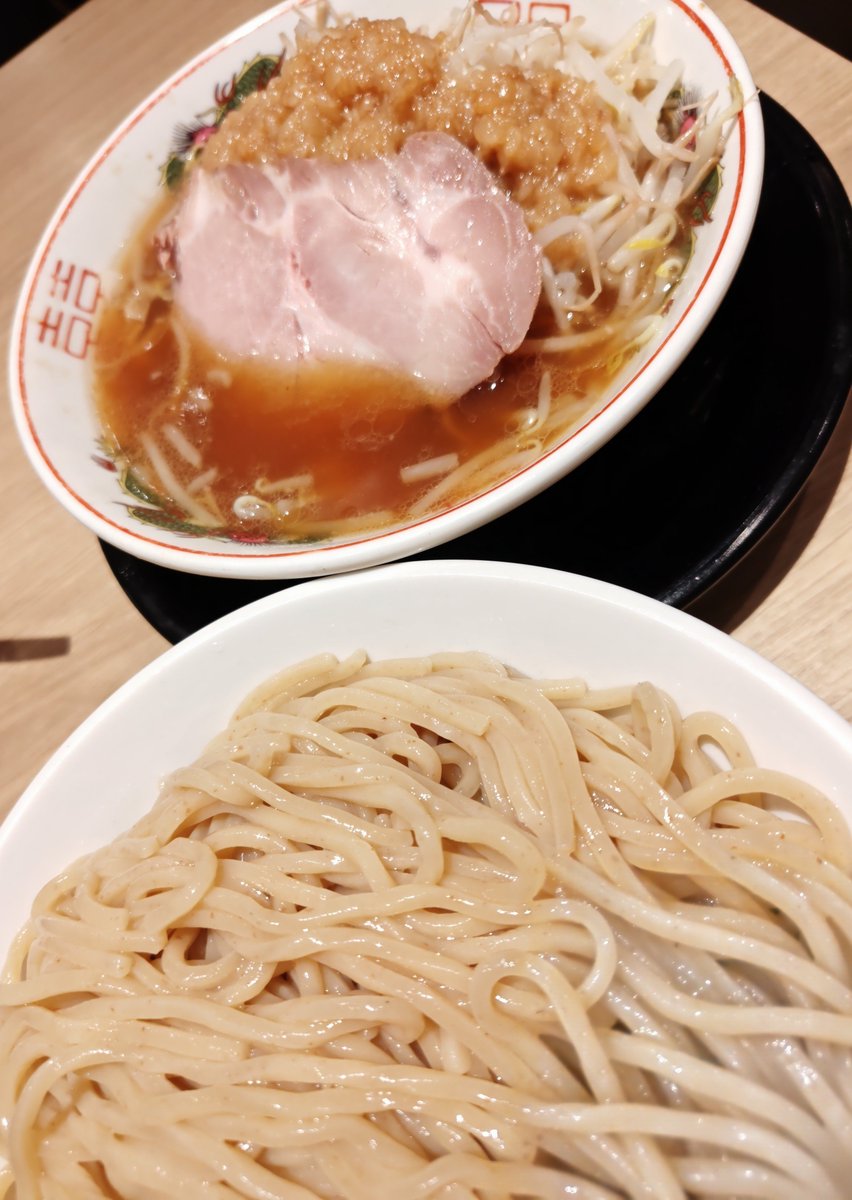 09_comomo613pom's tweet photo. 10月の限定みたい😙🎵
#つけめんTETSU武蔵小杉東急スクエア店 さんへ

☆つけめん豚煮干し（野菜増し）

麺増しも、野菜増しも無料ってビックリ😳❗
いつもの濃厚スープじゃなくて、
背脂でちょい甘のＧ系シャバッとスープ🥰
ワシゴワじゃない、
ムチもち麺で食べるのは新鮮〜😋✨

ごちそうさまでした https://t.co/e1AH5X5NY0