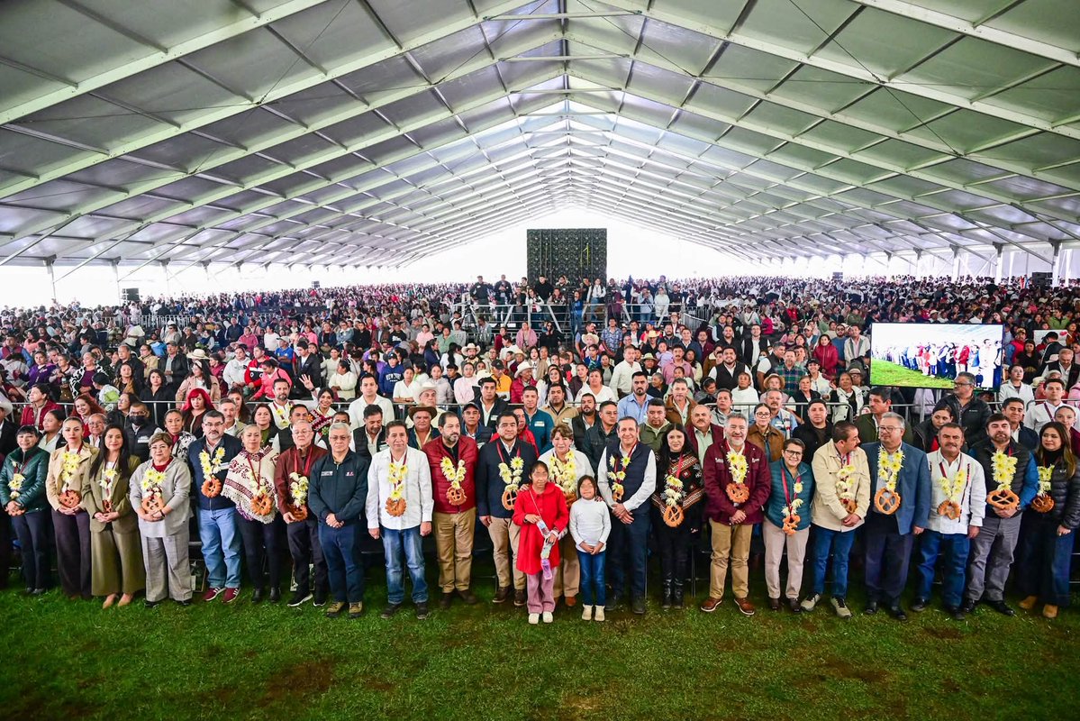 secti_edomex's tweet photo. El secretario Miguel Ángel Hernández Espejel asistió a la rendición de cuentas de la gobernadora @delfinagomeza en #DonatoGuerra.

📚 Escuchar, atender y mantener cercanía con las y los mexiquenses también es parte de construir una educación con sentido comunitario. https://t.co/iHMNeuqKKV