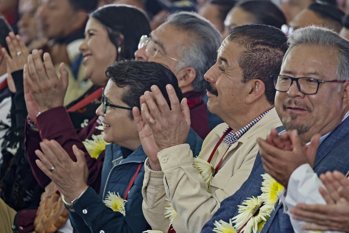 secti_edomex's tweet photo. El secretario Miguel Ángel Hernández Espejel asistió a la rendición de cuentas de la gobernadora @delfinagomeza en #DonatoGuerra.

📚 Escuchar, atender y mantener cercanía con las y los mexiquenses también es parte de construir una educación con sentido comunitario. https://t.co/iHMNeuqKKV