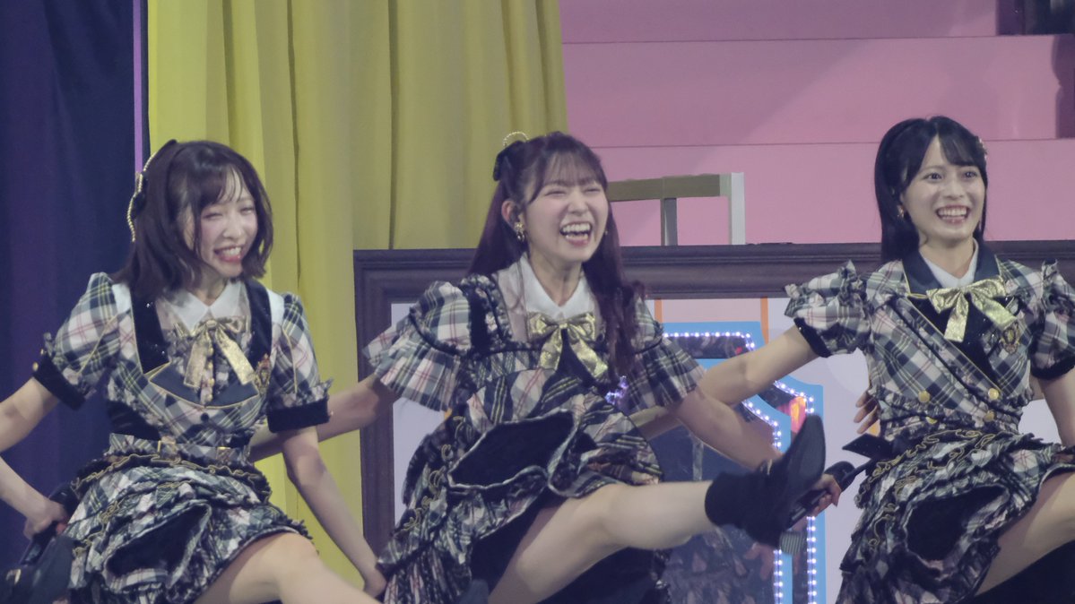 skytree03j's tweet photo. AKB48 THREE CONCEPTS LIVE　Kアリーナ
2026/9/26（土）12:30　新曲「好きishi」コンサート

Only today
ずっきーとゆいゆいがあまりに楽しそうにしていた姿です。足上げ競争をしていたそうです。隣でさえちゃんがきれいに上げていました。
#AKB48 #AKBサンコンコン
 #山内瑞葵 #小栗有以 #新井彩永 https://t.co/btrBlhNo4k