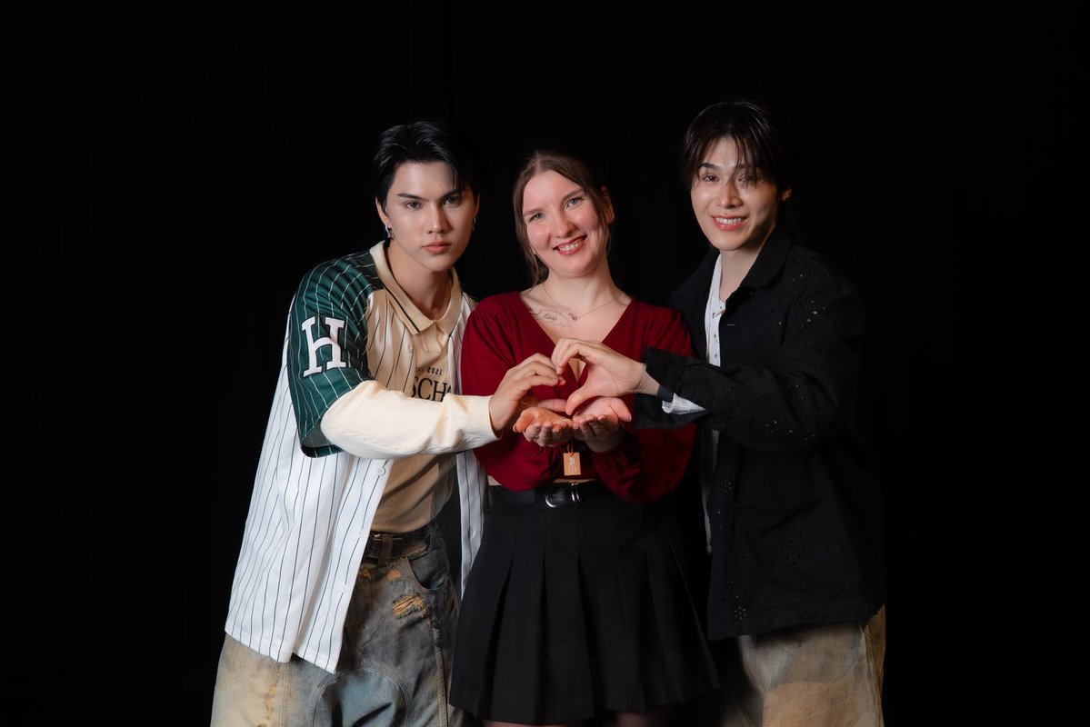 tadejapersic1's tweet photo. The idea behind this photo 🥹❤️
Holding a little piece of all the love I’ve received through this beautiful Thai BL world… and sending some of it back. 🫶🏻

FORTPEAT YESTERDAY IN MILAN
#FPFMMilan #FPFMMilan #FortFTS #Peatwasu #FortPeat https://t.co/v30nkU7qFN