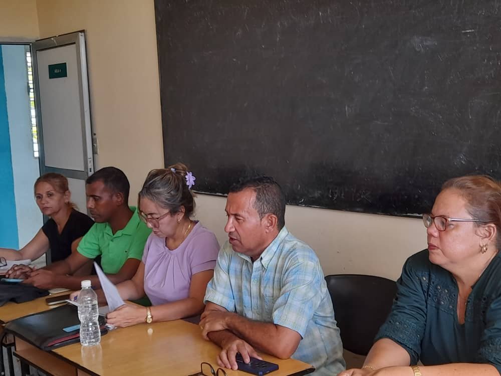 MonteElia78019's tweet photo. La Dirección General de Salud llegó al municipio Media Luna para acompañar procesos, evaluar resultados y fortalecer la labor comunitaria.🌿 Presencia activa que impulsa compromiso y calidad en cada servicio.
#DPSGranma
#CubaPorLaVida 
#APS https://t.co/W8cLaeVD6c