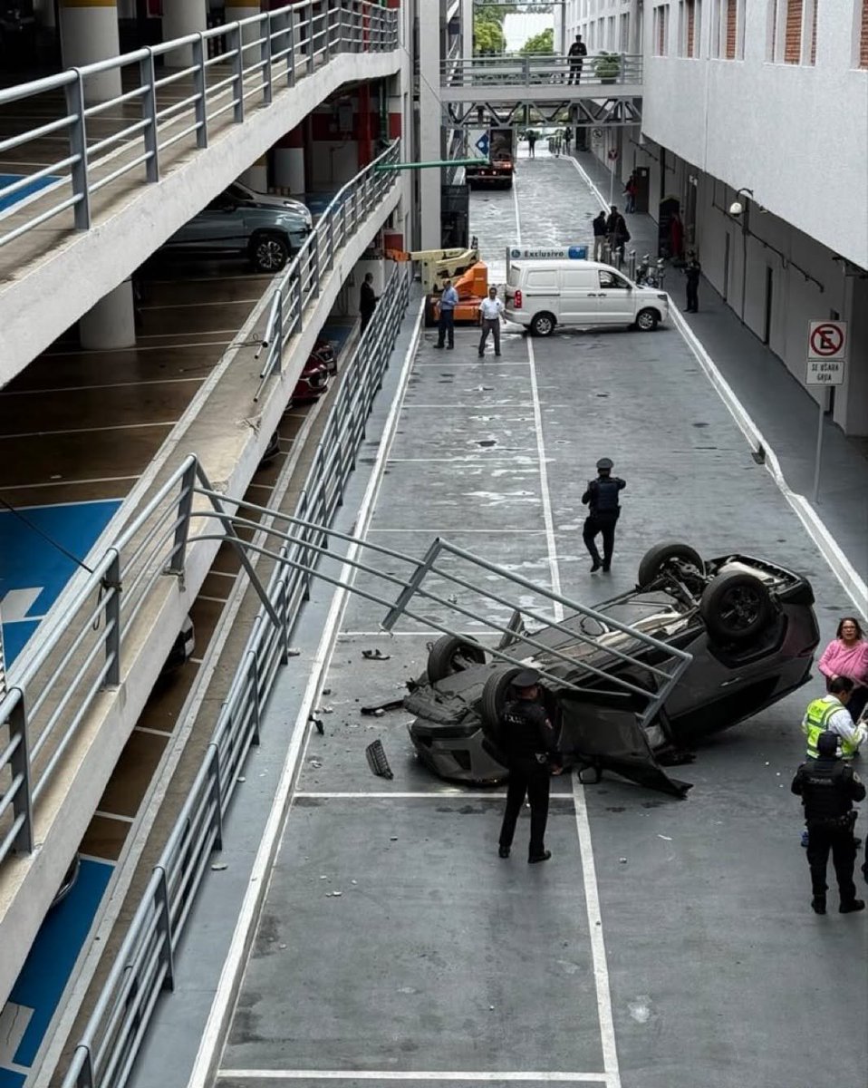 sector16nr's tweet photo. CONFUNDE EL ACELERADOR CON EL FRENO Y CAE CON SU VEHÍCULO EN GALERÍAS COAPA

Ciudad de México | 6 de octubre de 2026

Una conductora protagonizó un aparatoso accidente al interior del estacionamiento de Galerías Coapa, luego de que presuntamente confundiera el pedal del acelerador con el freno y terminara cayendo con su vehículo desde una altura aproximada de tres metros.

El percance ocurrió alrededor de las 12:00 horas, en la plaza ubicada en la zona de Tenorios y Calzada del Hueso, colonia Residencial Miramontes.

De acuerdo con el reporte policial, la mujer de 49 años conducía un Toyota gris cuando perdió el control de la unidad, derribó parte de una reja metálica de protección y terminó volcada.

Elementos de la Secretaría de Seguridad Ciudadana y servicios de emergencia acudieron al lugar para atender a la conductora.

Paramédicos la valoraron y determinaron que presentaba una crisis nerviosa, pero no fue necesario trasladarla a un hospital.

Personal de Protección Civil también acudió para revisar las condiciones del lugar y descartar riesgos adicionales.

La conductora permaneció en el sitio en espera de su compañía aseguradora para hacerse cargo de los daños ocasionados.

A pesar de lo aparatoso del accidente, no se reportaron personas lesionadas de gravedad.

NR Comunicaciones
La información también es tu voz.