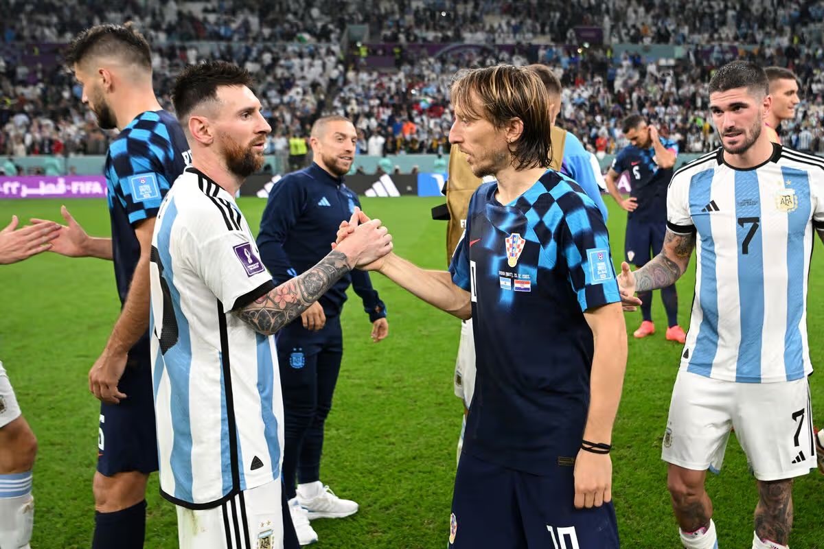 ReshadRahman's tweet photo. 🩵🫂 Modric pays respect to Messi, via SER: “Ah, what can I say about him! It's a shame he's retiring, it's been a pleasure watching him play, I've suffered a lot against him" #GOAT 🫱🏻‍🫲🏼⭐️ https://t.co/ogmVqKiycU
