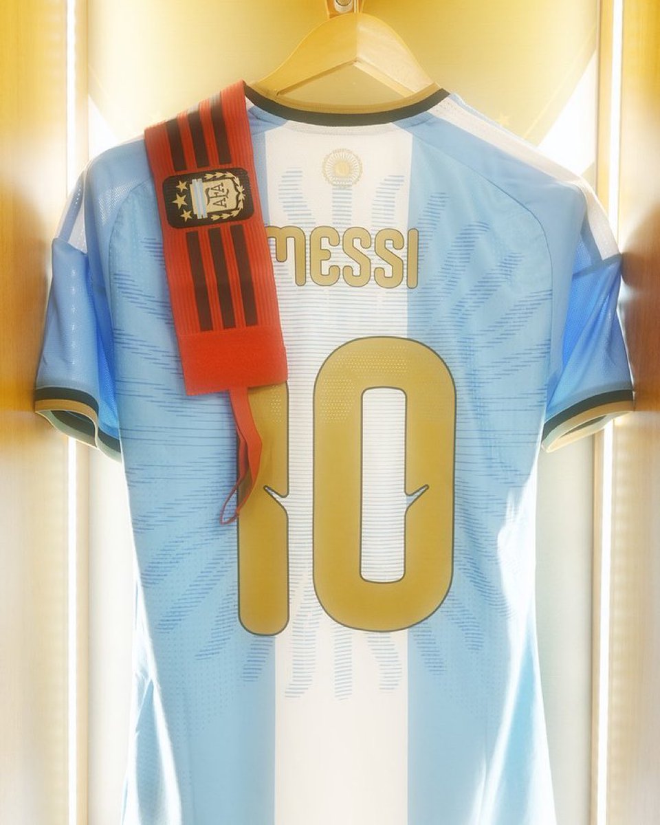 ActuFoot_'s tweet photo. LE MAILLOT DE LA FIN. 🥹🇦🇷🔟

🐐

📸 @Argentina https://t.co/8QrQkk3KST