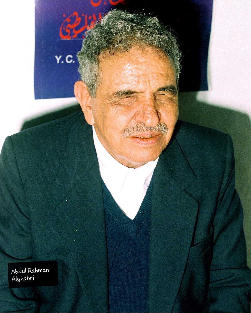 alsallabi1's tweet photo. الشاعر اليمني الكبير عبد الله البردوني رحمه الله (1929–1999م)، كان من أبرز أصوات الشعر الوطني الحديث، وقد حمل في شعره هموم شعبه وتطلّعه إلى الحرية والكرامة.

وفي قصيدته «صنعاء والحلم والزمان»، يخاطب مدينته بحبّ وعتاب، ويستحثّها على النهوض واستعادة إرادتها وصناعة غدها. وعنوانها: 

صنعاء والحلم والزمان

وقال فيها: 

صنعاء يا أخت القبور
ثوري فإنك لم تثوري

حاولت أن تتقيئي
في ليلة عفن العصور

وأردت قبل وسائل ال
بنيان تشييد القصور

ونويت في تشرين أن
تلدي أعاجيب الزهور

فدهاك غزو مثلما
يحكون عن يوم النشور

أيد كأيدي الأخطبوط
وأوجه مثل الصخور

فتساقطت شرفاتك ال
نعسى كأعشاش الطيور

وانصب إرهاب المغول
من البكور إلى البكور

وامتد من باب إلى
باب كغابات النمور

حتى رأى «نقم» ذراك
تخر دامية الظهور

ورأى قلوبك في الضحى
الأعمى تفر من الصدور

ورأى خمائلك الظليلة
يرتحلن من الجذور

هرب الجدار من الجدار
هوى النفور على النفور

صنعاء من أين الطريق
إلى الرجوع أو العبور؟

ماذا ترين؟ أتسبحين؟
أتعبرين بلا جسور؟

هل تسفرين على الشروق؟
أتخجلين من السفور؟

أتزاحمين العالم ال
مجنون؟ يا بنت الخدور

شهر، وعدت كما أتيت
بلا مكان أو شهور

تتنهدين بلا أسى
أو تضحكين بلا سرور

صنعاء ماذا تشتهين؟
أتهدئين لكي تموري

تتوهجين ولا تعين
وتنطفين بلا شعور

كم تحلمين ولا ترين
وتعتبين على الدهور

ما زال يخذلك الزمان
فتبزغين لكي تغوري

يا شمس صنعاء الكسول
أما بدا لك أن تدوري. 

يوليو 1970م

المصدر: ديوان «لعيني أم بلقيس»، موقع الشاعر عبد الله البردوني.