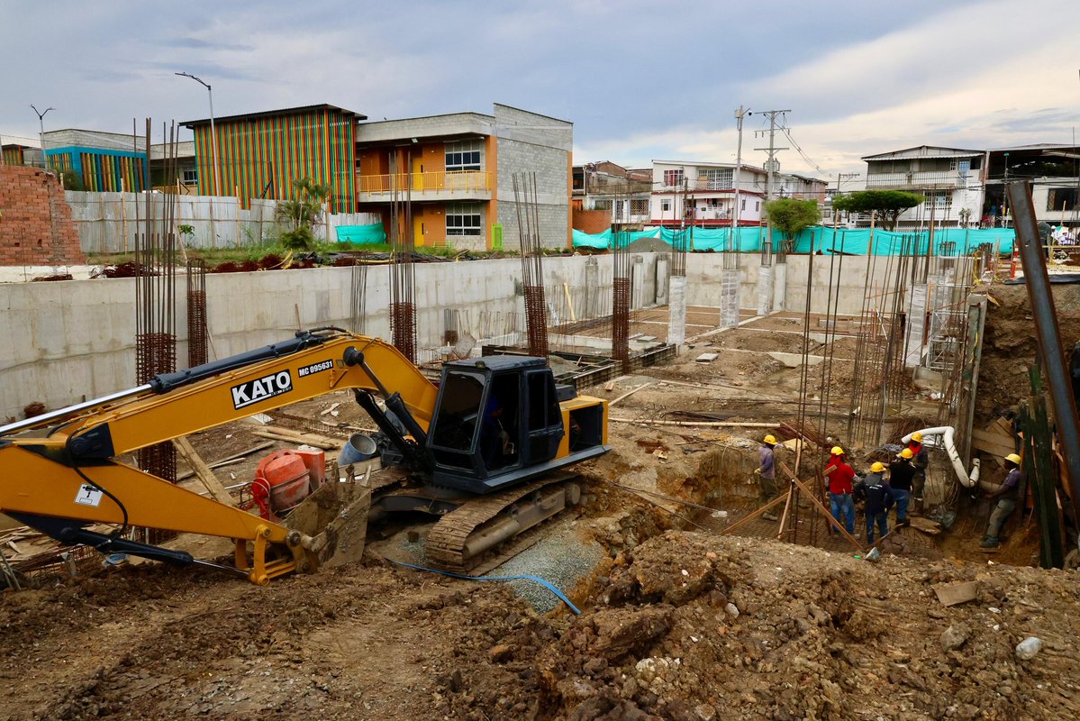 alejoeder's tweet photo. El nuevo Hospital Antonio Nariño avanza a muy buen ritmo: alcanzamos un 80 % en la excavación y cimentación del sótano y ya empiezan a levantarse las primeras estructuras de la Torre B.

Hoy recorrí la obra, que hace parte de uno de los cuatro hospitales nuevos que estamos haciendo realidad en Cali.

Será un centro asistencial  especializado en la atención de personas con discapacidad y contará también con un Centro Cuidarte para apoyar a madres y familiares cuidadores.

Seguimos fortaleciendo nuestra red de salud y construyendo infraestructura digna para quienes más lo necesitan.

Así reconstruimos Cali.