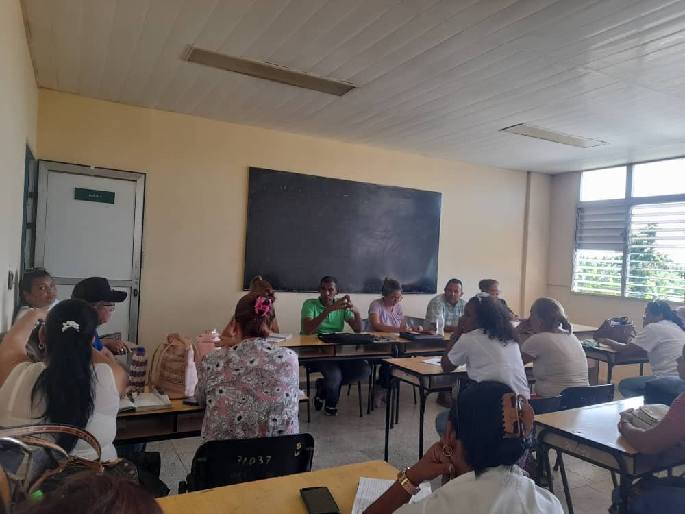 MonteElia78019's tweet photo. La Dirección General de Salud llegó al municipio Media Luna para acompañar procesos, evaluar resultados y fortalecer la labor comunitaria.🌿 Presencia activa que impulsa compromiso y calidad en cada servicio.
#DPSGranma
#CubaPorLaVida 
#APS https://t.co/W8cLaeVD6c