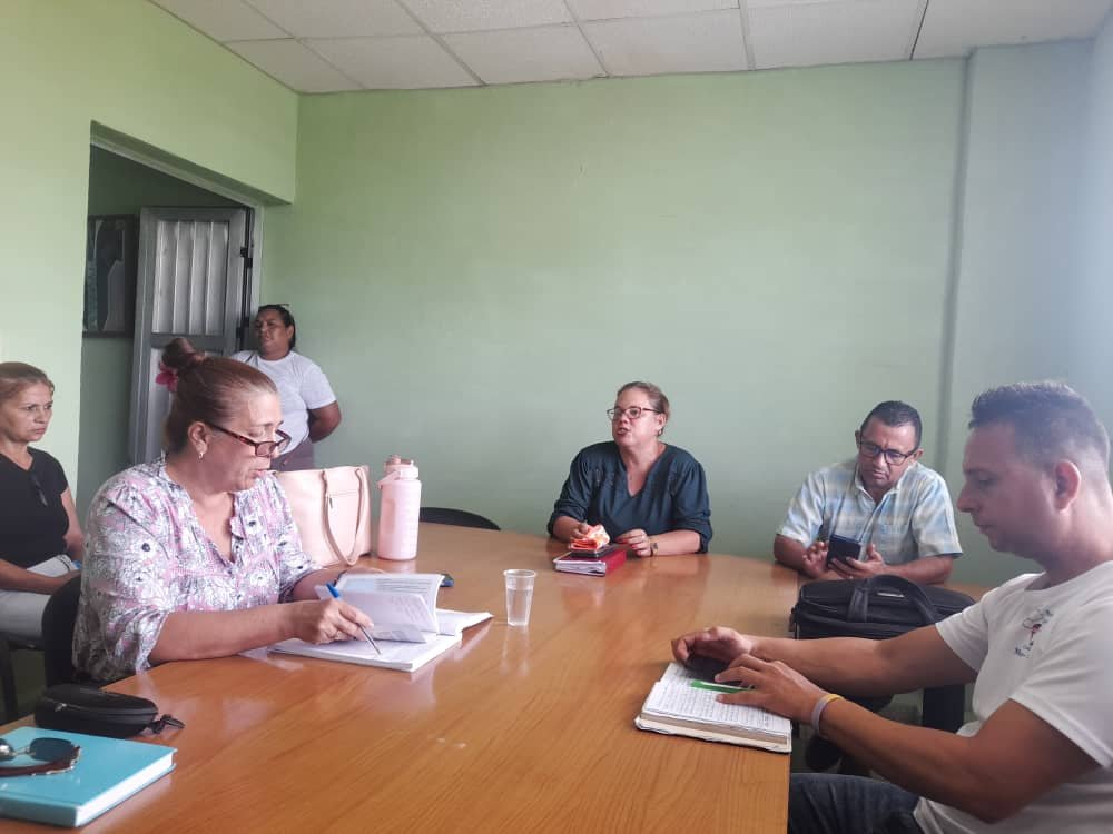 MonteElia78019's tweet photo. La Dirección General de Salud llegó al municipio Media Luna para acompañar procesos, evaluar resultados y fortalecer la labor comunitaria.🌿 Presencia activa que impulsa compromiso y calidad en cada servicio.
#DPSGranma
#CubaPorLaVida 
#APS https://t.co/W8cLaeVD6c