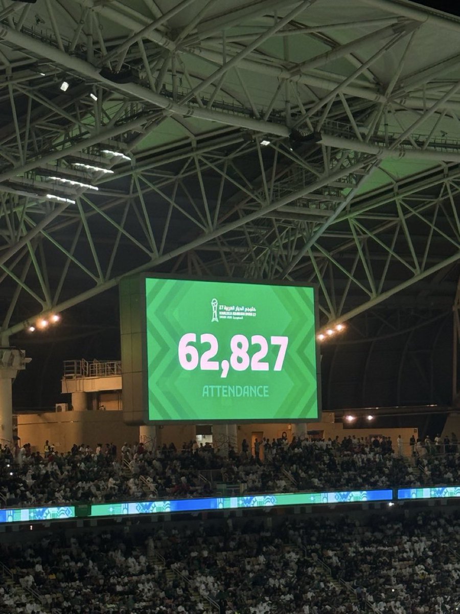 iuijn's tweet photo. الحضور تقريباً 63 الف في ملعب الانماء وفيه كراسي فاضية  

عكس جمهور الأهلي في نهائي النخبتين كل كرسي فيه اثنين ثلاثه والممرات ماتشوفها ويحسبون لك 58 الف مشجع 😂😂 https://t.co/IvGAcbfVaV