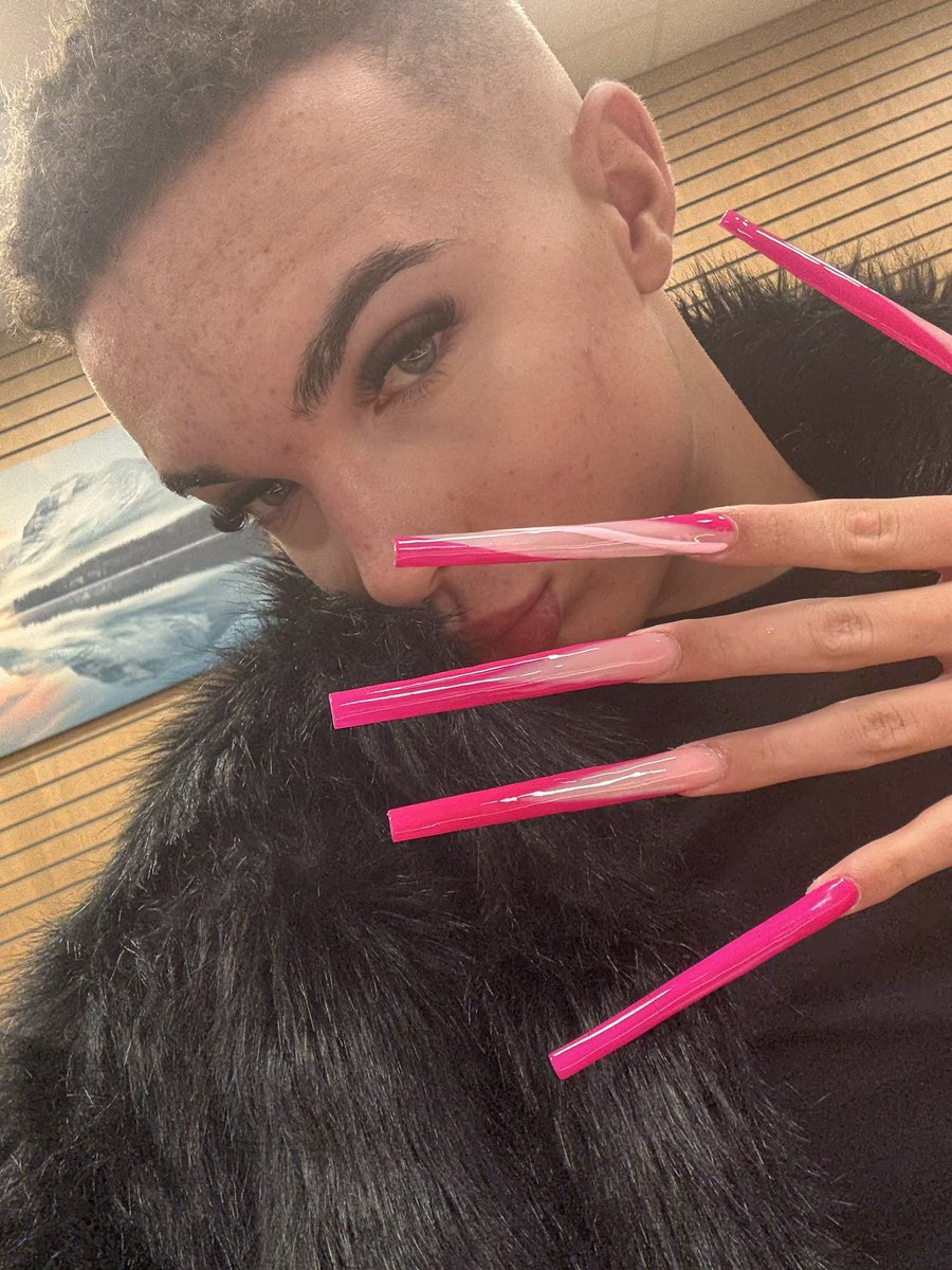 sexytwinkxxxx's tweet photo. New nails for the long nail queen of course I had to get pink to make the bbc wink 😜 💅💕 #bbc #newnails #pink https://t.co/Zs5ZlGpaXI